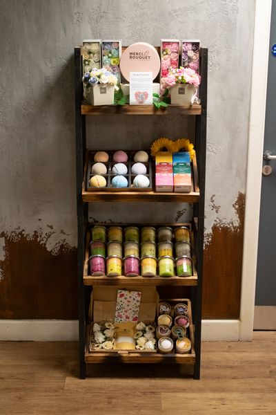 Display állvány döntött polcokkal (60x40x160 cm)