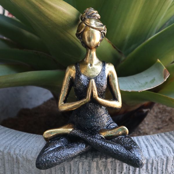 Yoga Lady szobrocskák
