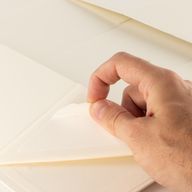 Lapra szerelhető ajándékdoboz - boros doboz formájú (33.5x10x10.5cm) - fehér